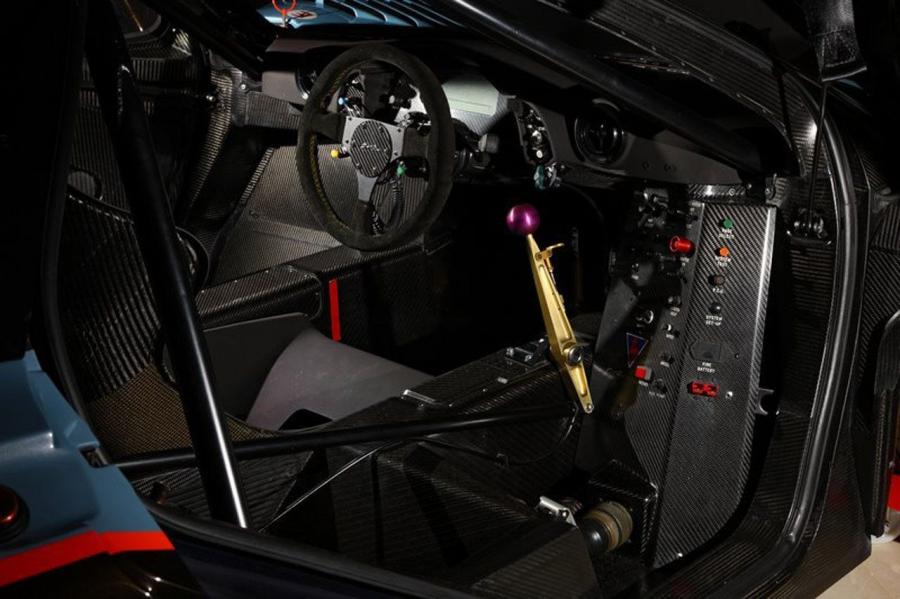 Интерьер McLaren F1 GTR Long Tail 1997 года  (фото 4 из 11)